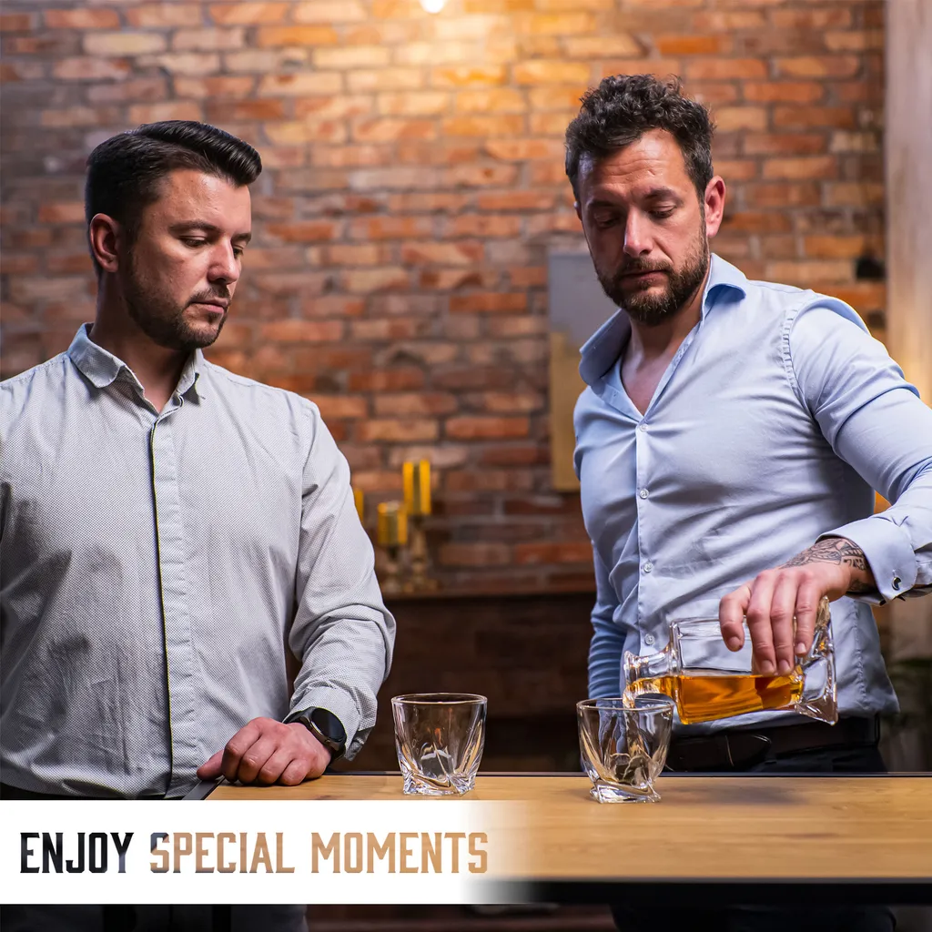 Whisiskey - Whisky Karaffe – Twisted Dekanter Set - Whiskey Karaffe Set - 1000ML - Geschenke Für Männer - Inkl. 8 Whisky Steine, Zange & 2 Whisky Gläser 7 Whisiskey - Whisky Karaffe – Twisted Dekanter Set - Whiskey Karaffe Set - 1000ML - Geschenke Für Männer - Inkl. 8 Whisky Steine, Zange & 2 Whisky Gläser – Bild 5