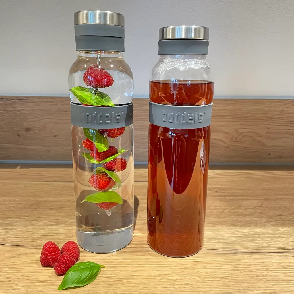 2er Set Glaskaraffen Mit Deckel - BODDELS SUND Wasserkaraffe Mit Fruchtspieß Und Filter 1,1L Anthrazit 4 2er Set Glaskaraffen Mit Deckel - BODDELS SUND Wasserkaraffe Mit Fruchtspieß Und Filter 1,1L Anthrazit – Bild 2